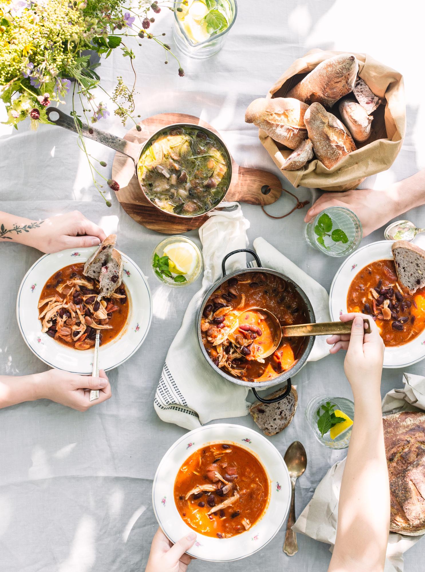 Suppe mit gezupftem Hühnerfleisch