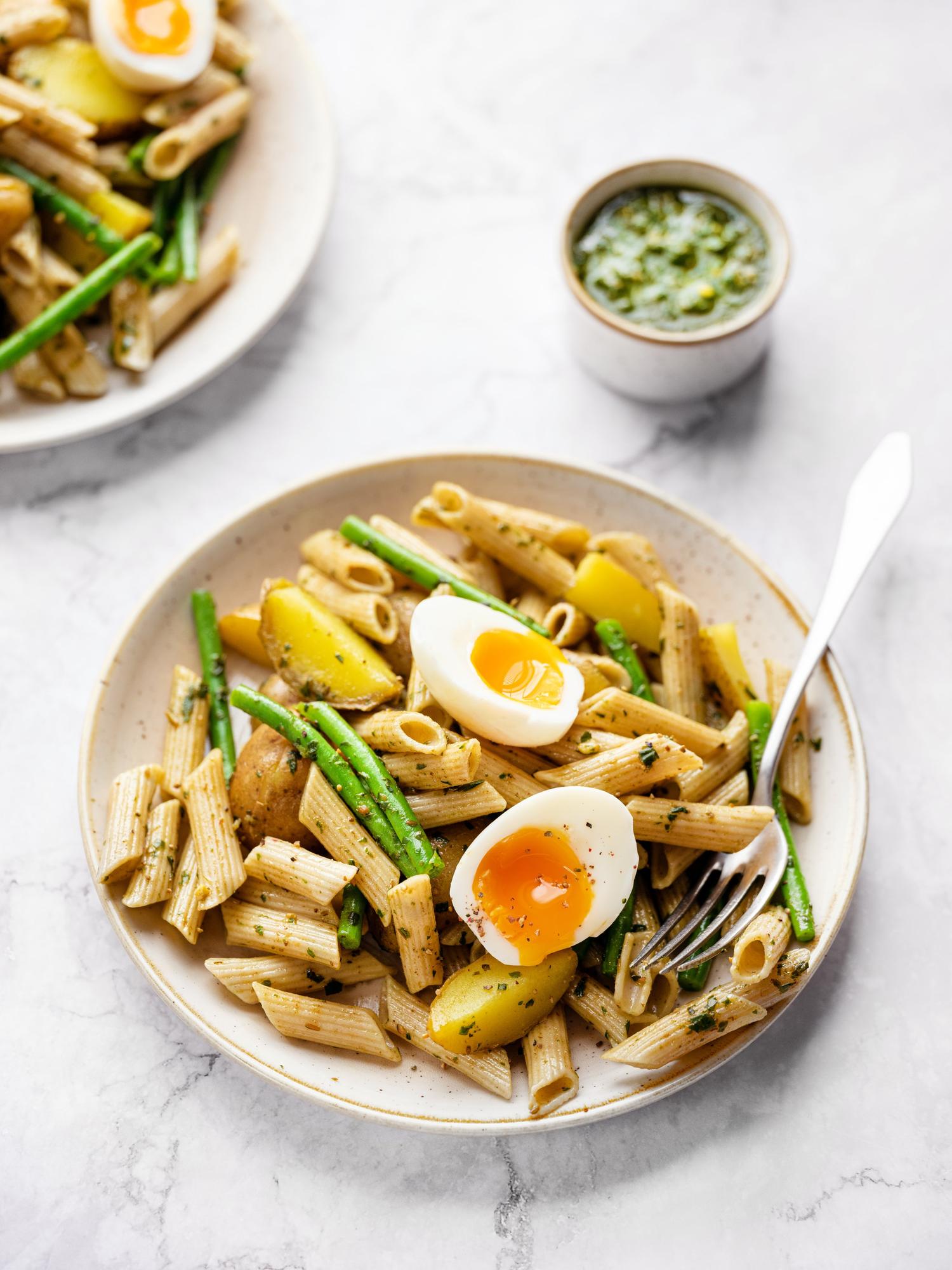 Nudelsalat mit Kartoffeln und Basilikumpesto