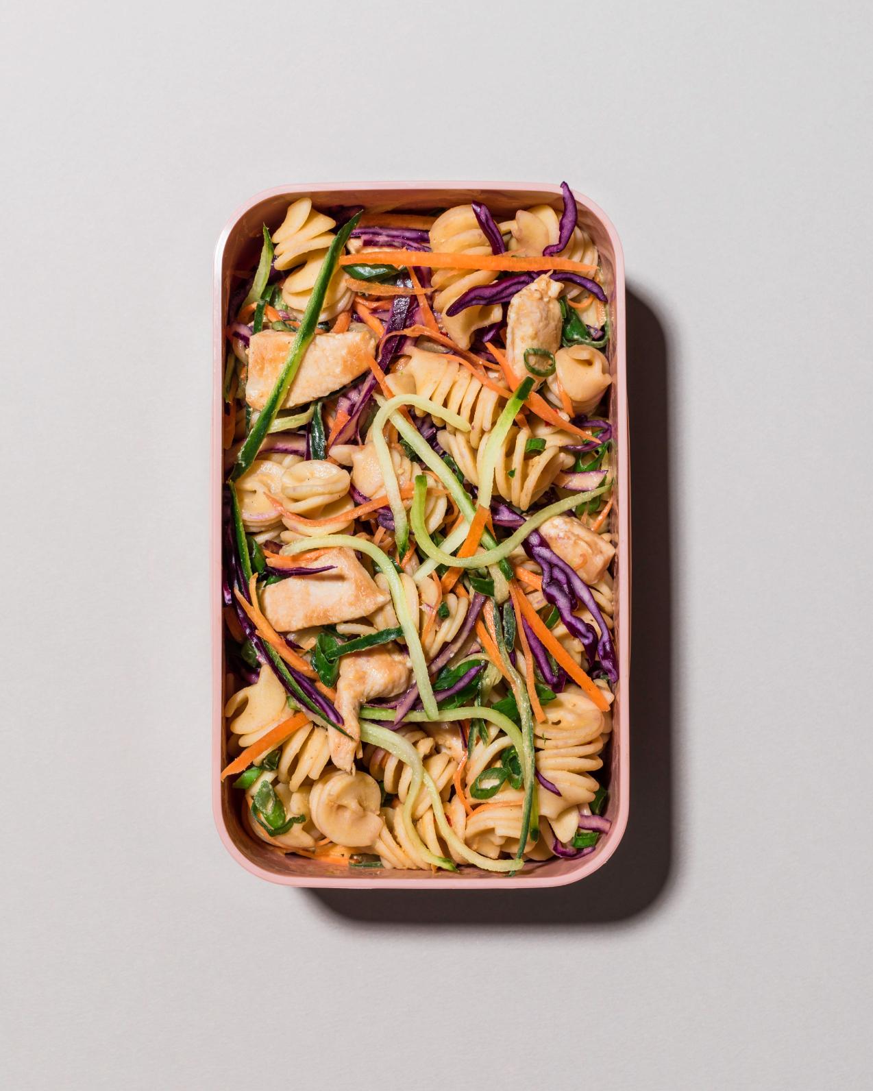 Nudelsalat mit Hähnchenfleisch und Erdnusssauce