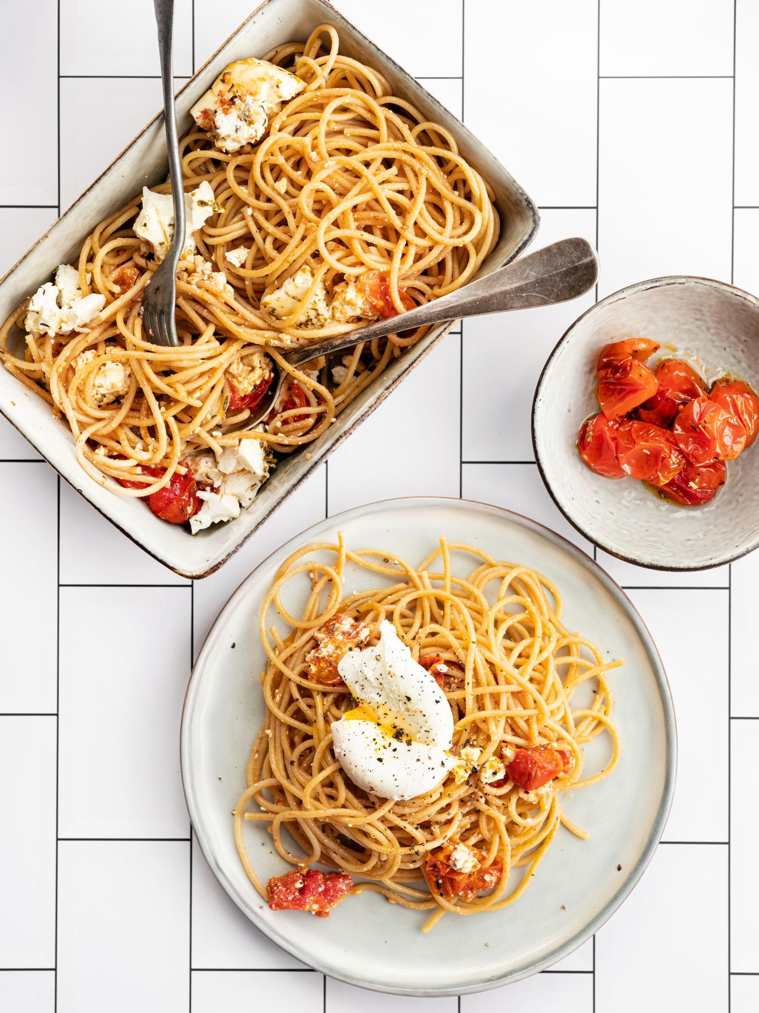 Pasta mit gebackenen Tomaten und pochiertem Ei
