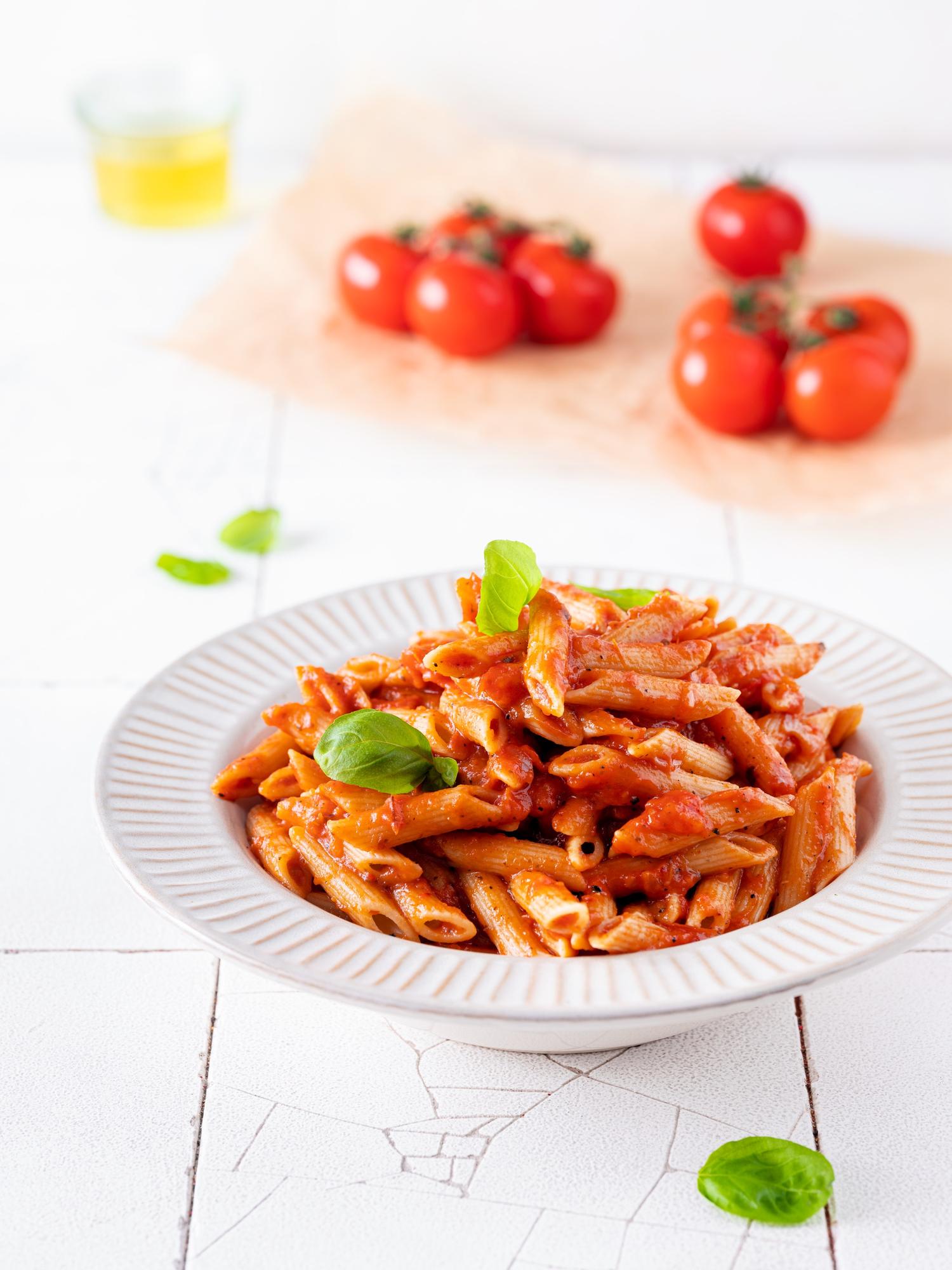 Nudeln mit Pesto aus gebackenen Tomaten und Paprika