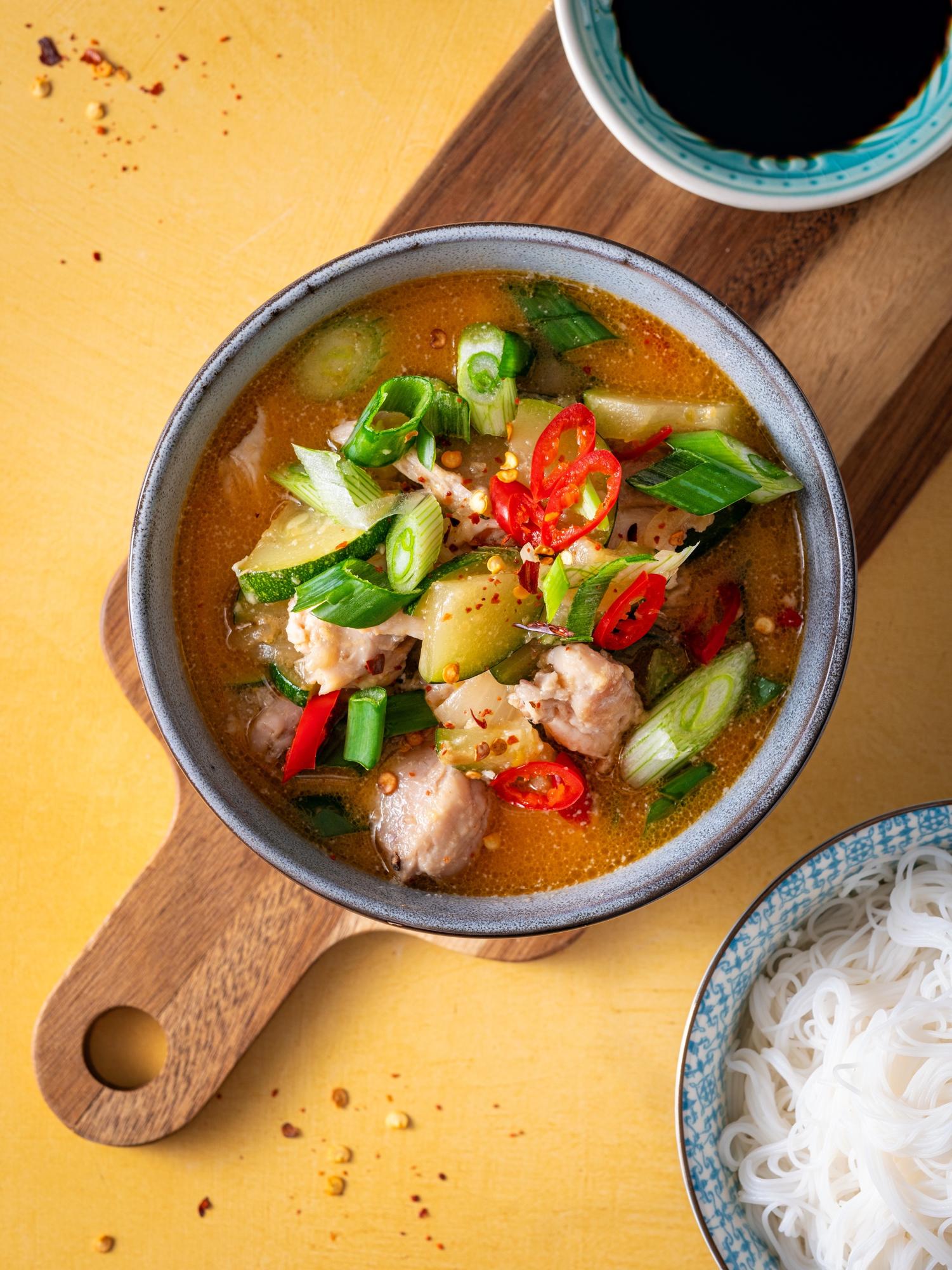 Thailändisches Hähnchen-Curry mit Reisnudeln