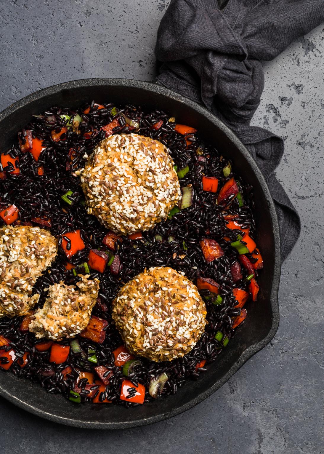 Tofu-Frikadellen mit schwarzem Reis