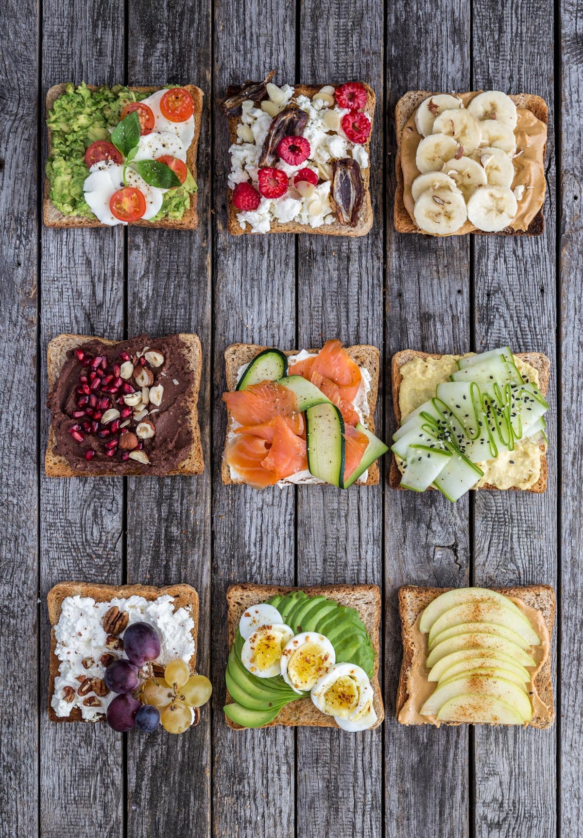 Toast mit Hummus und Gurke
