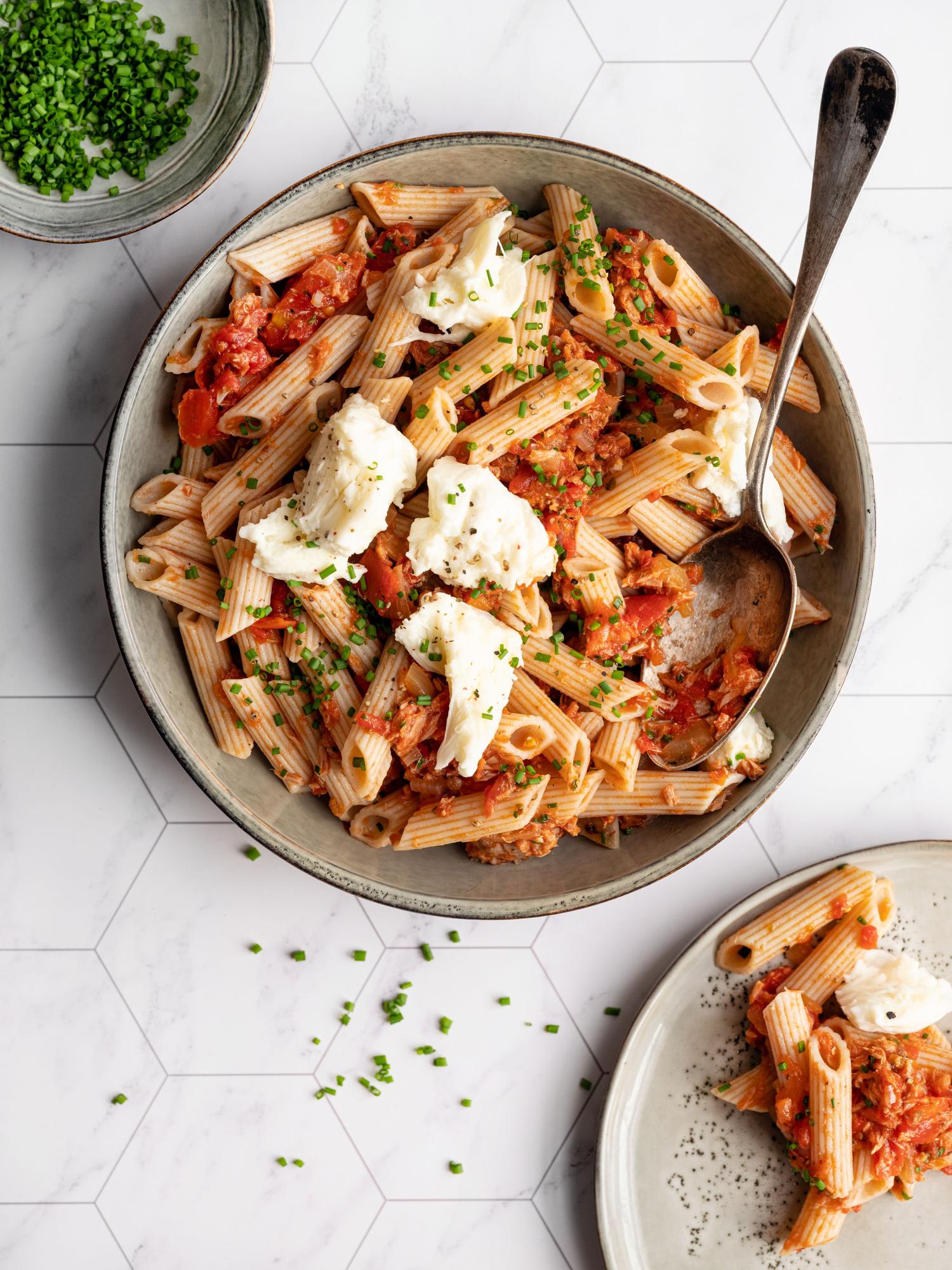 Thunfischpasta mit Tomaten und Mozzarella
