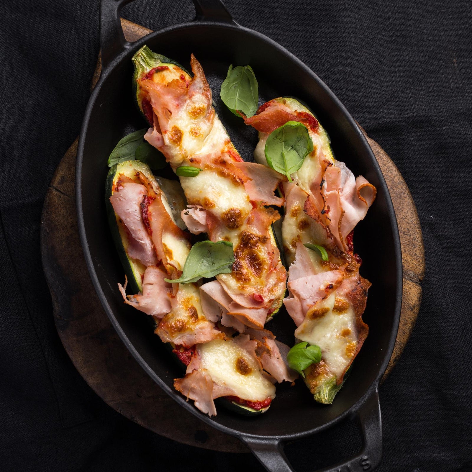 Überbackene Zucchini gefüllt mit Putenschinken und Mozzarella
