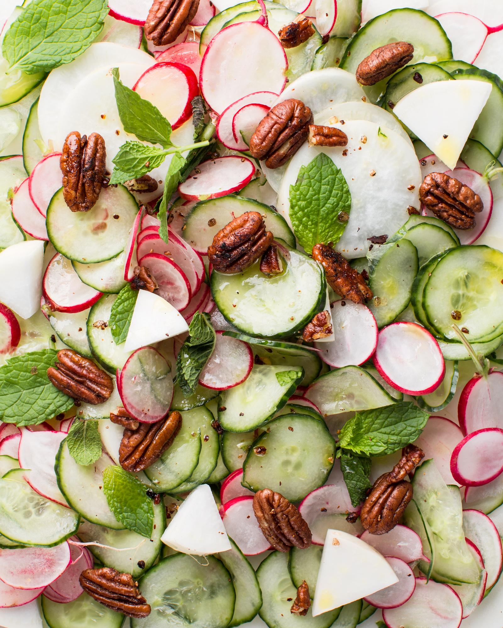 Gurkensalat mit Kohlrabi, Radieschen und gewürzten Pekannüssen