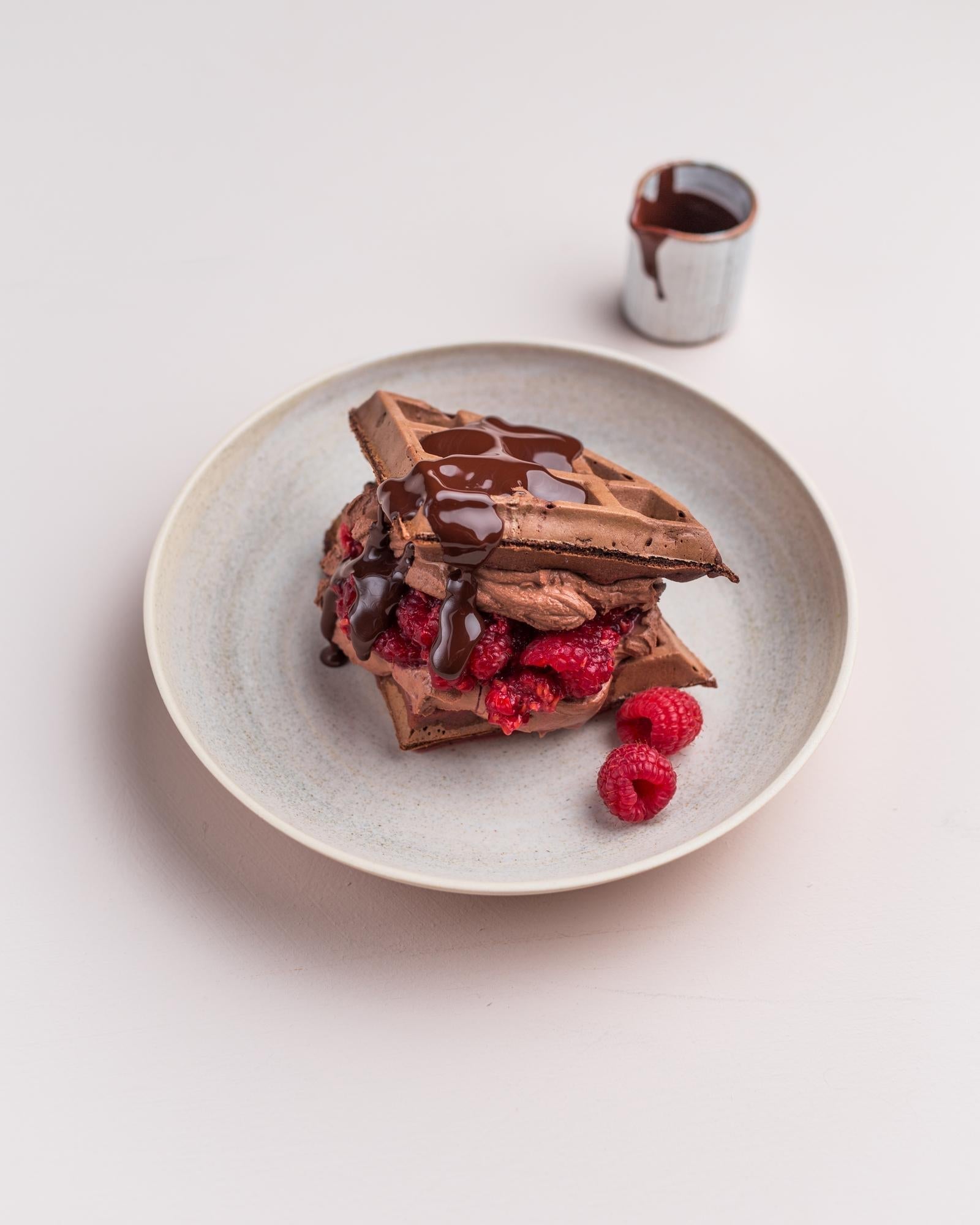 Waffeln mit Erdnussbutter und Himbeeren