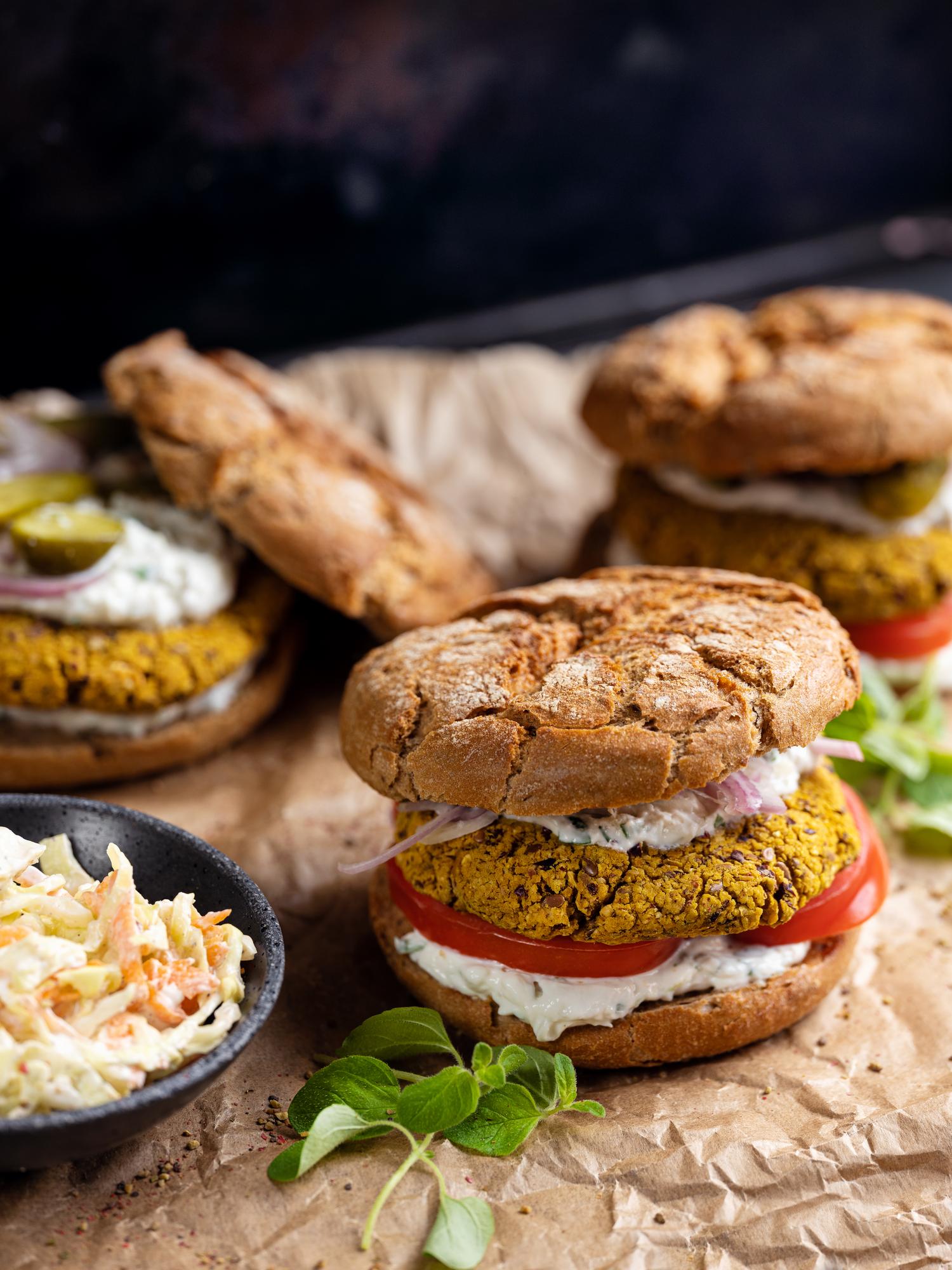 Vegetarischer Burger aus Bohnen und Kichererbsen