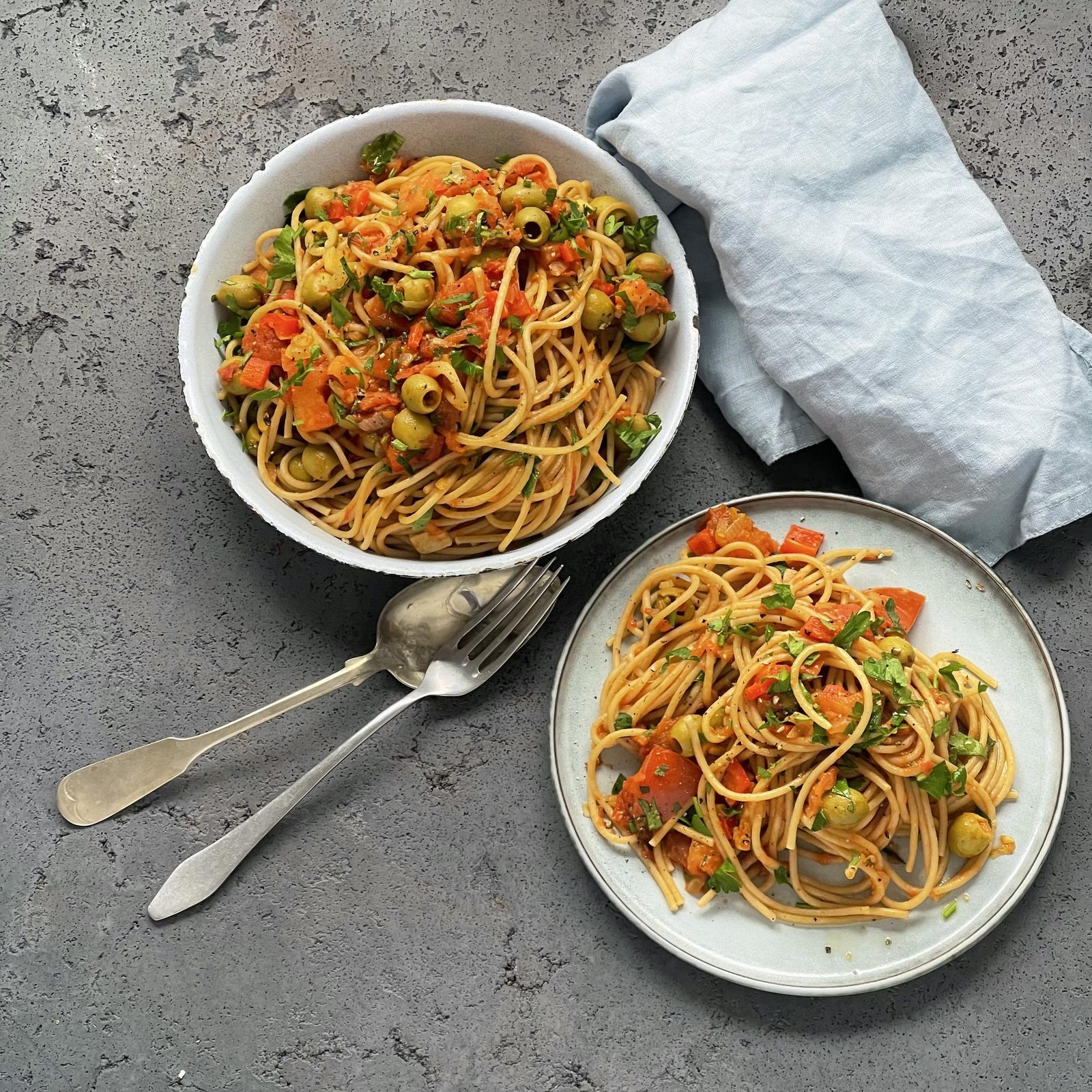 Vollkornnudeln mit Oliven und Tomaten