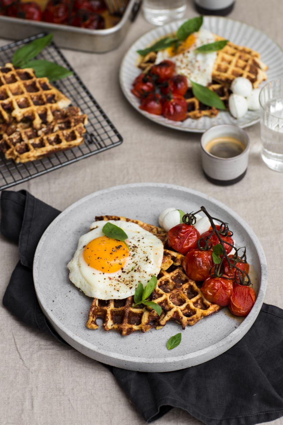 Waffeleier mit Basilikum