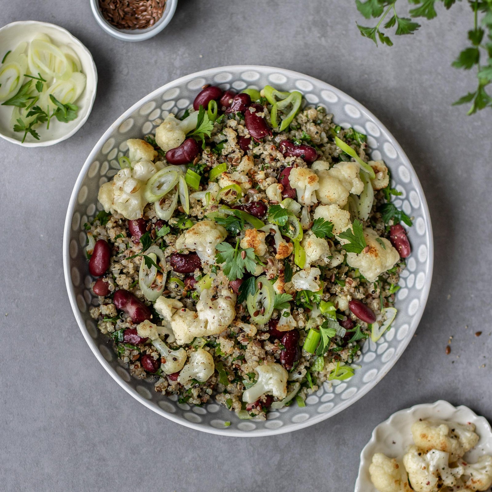 Warmer Quinoa-Salat mit gebackenem Blumenkohl