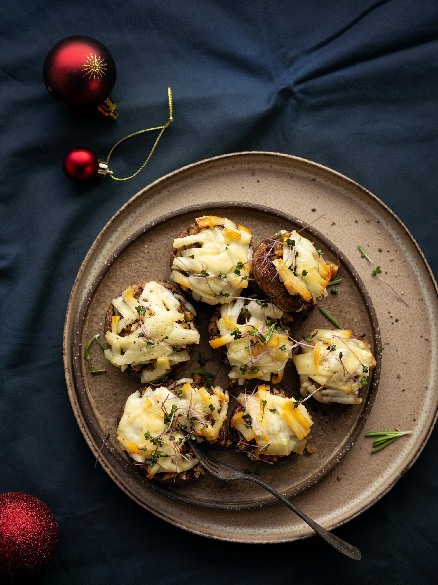 Mit Rosmarin gefüllte Champignons