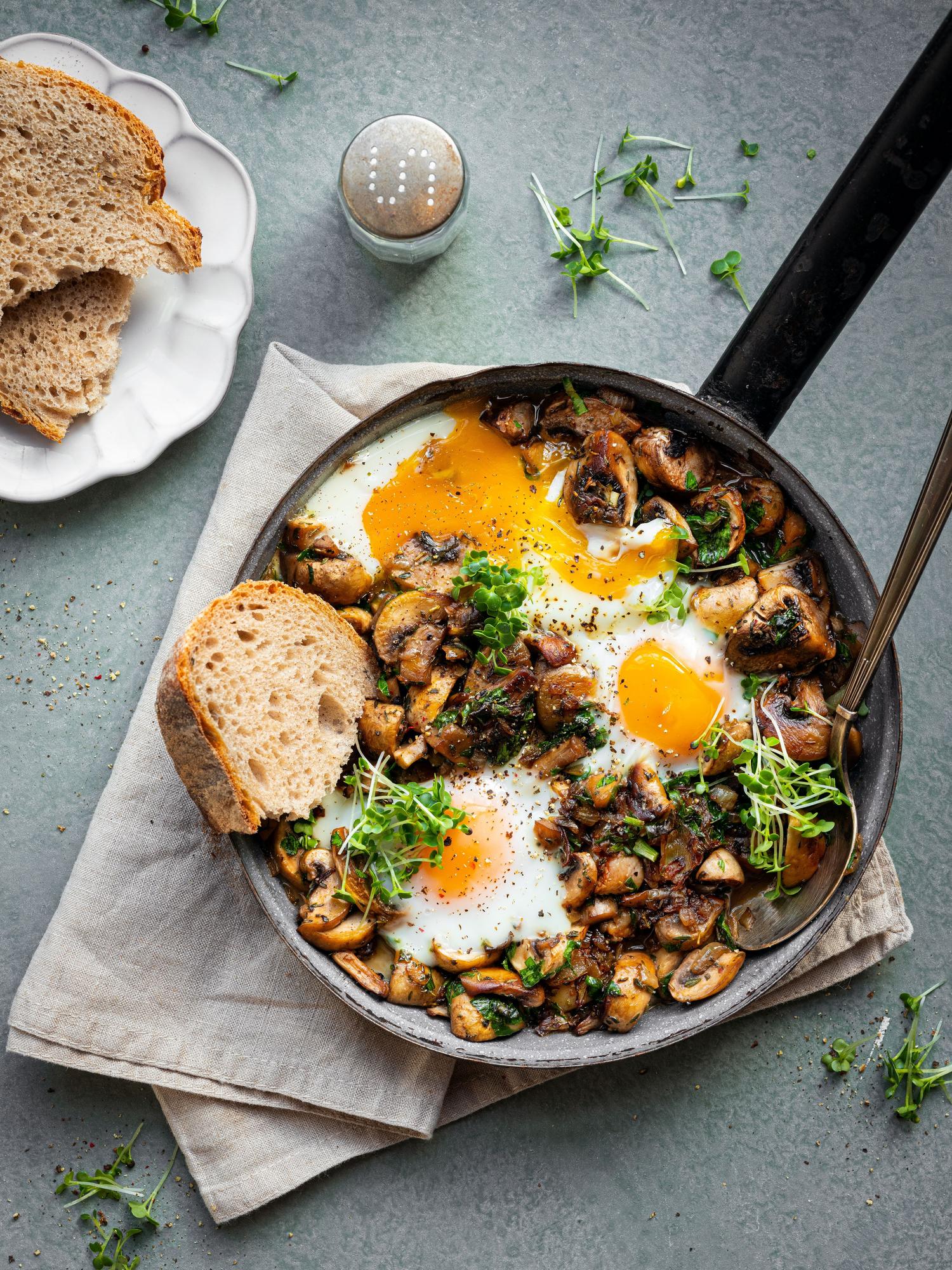 Champignons mit Ei und Parmesan