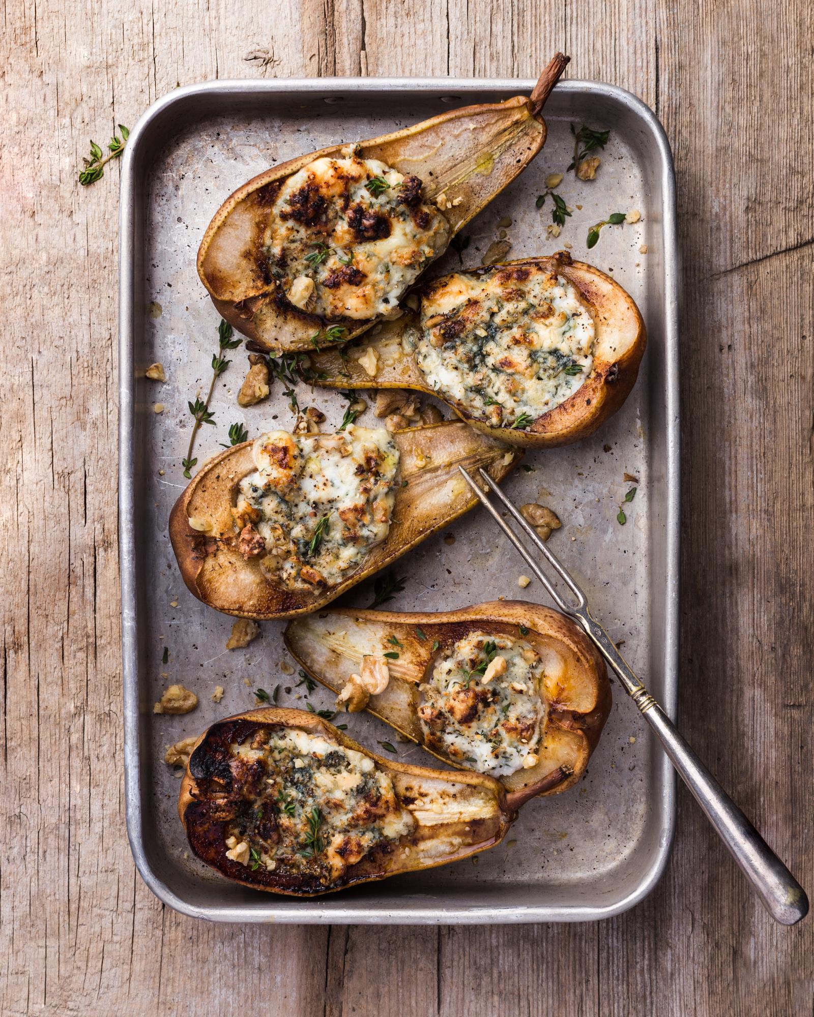 Überbackene Birne mit Käse und Nüssen