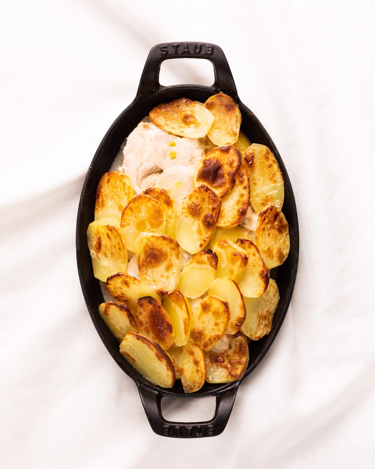 Überbackene Kartoffeln mit Sahne und Zwiebeln