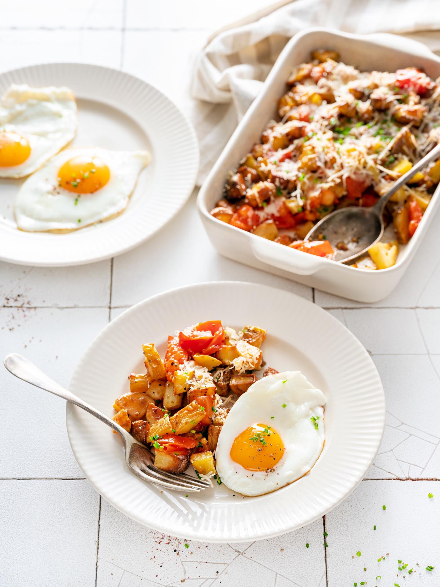 Überbackene Kartoffeln mit Käse und Tomaten