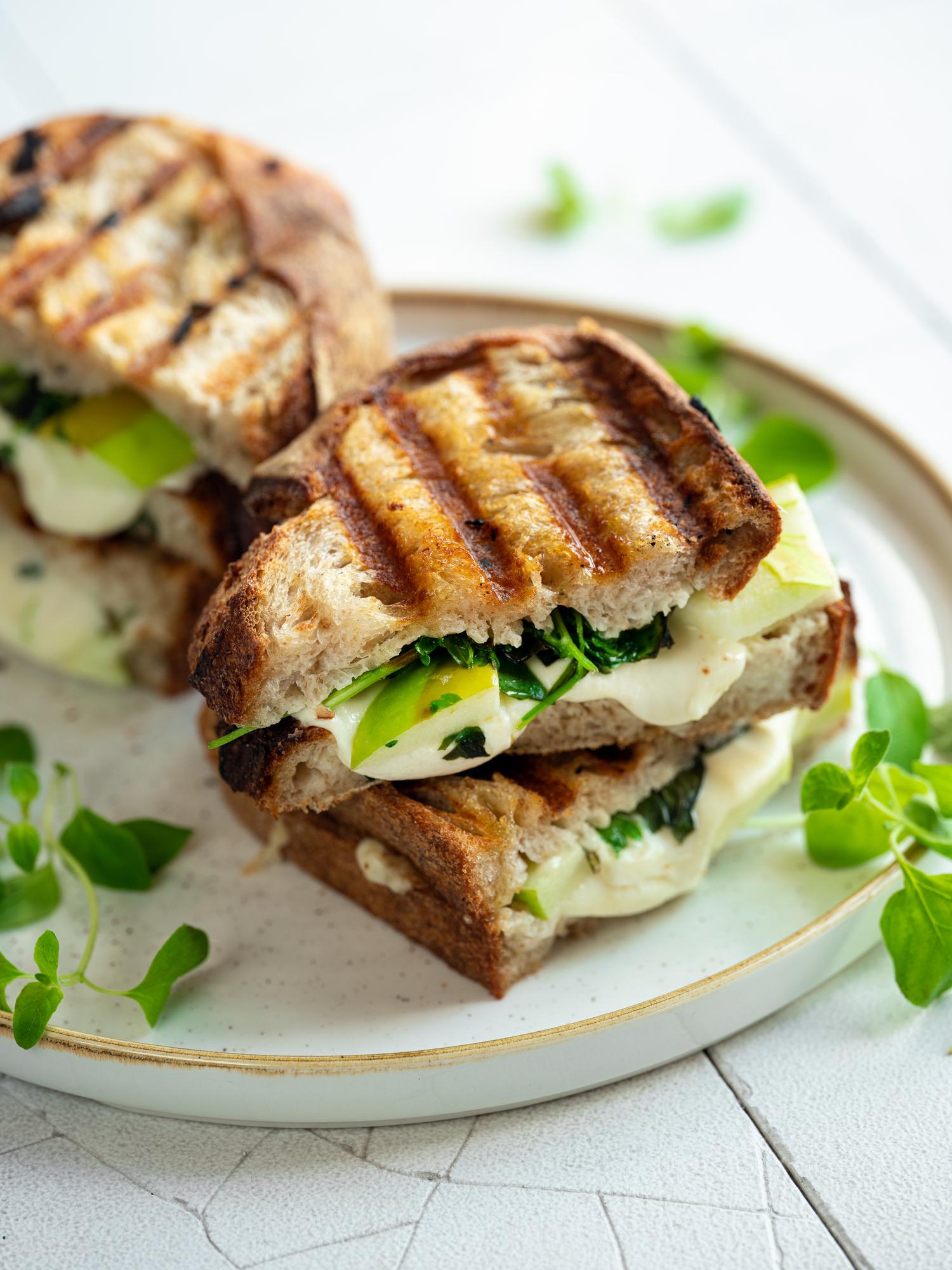 Überbackenes Sandwich mit Mozzarella, grünem Apfel und Rucola