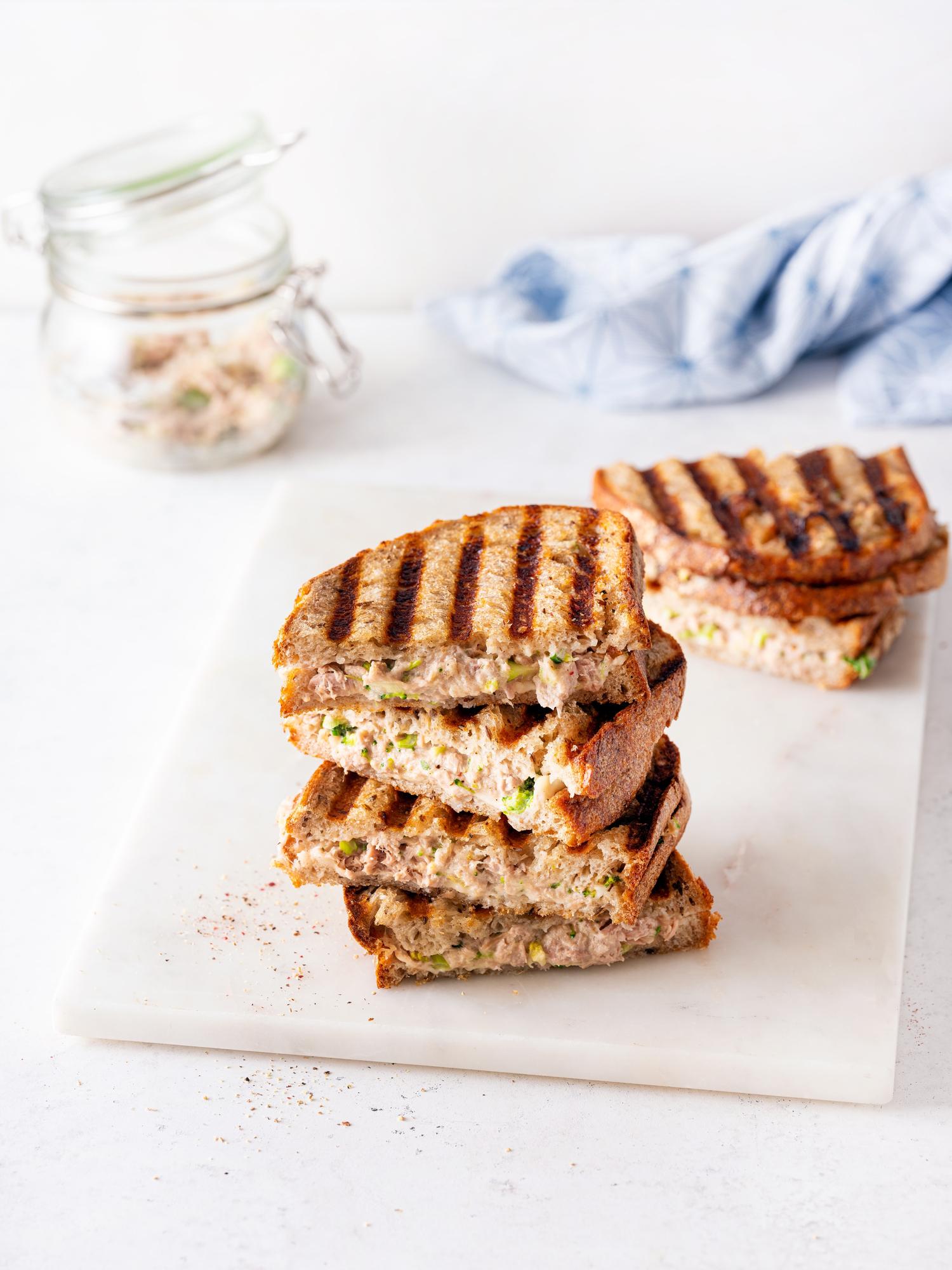 Überbackenes Sandwich mit Thunfisch