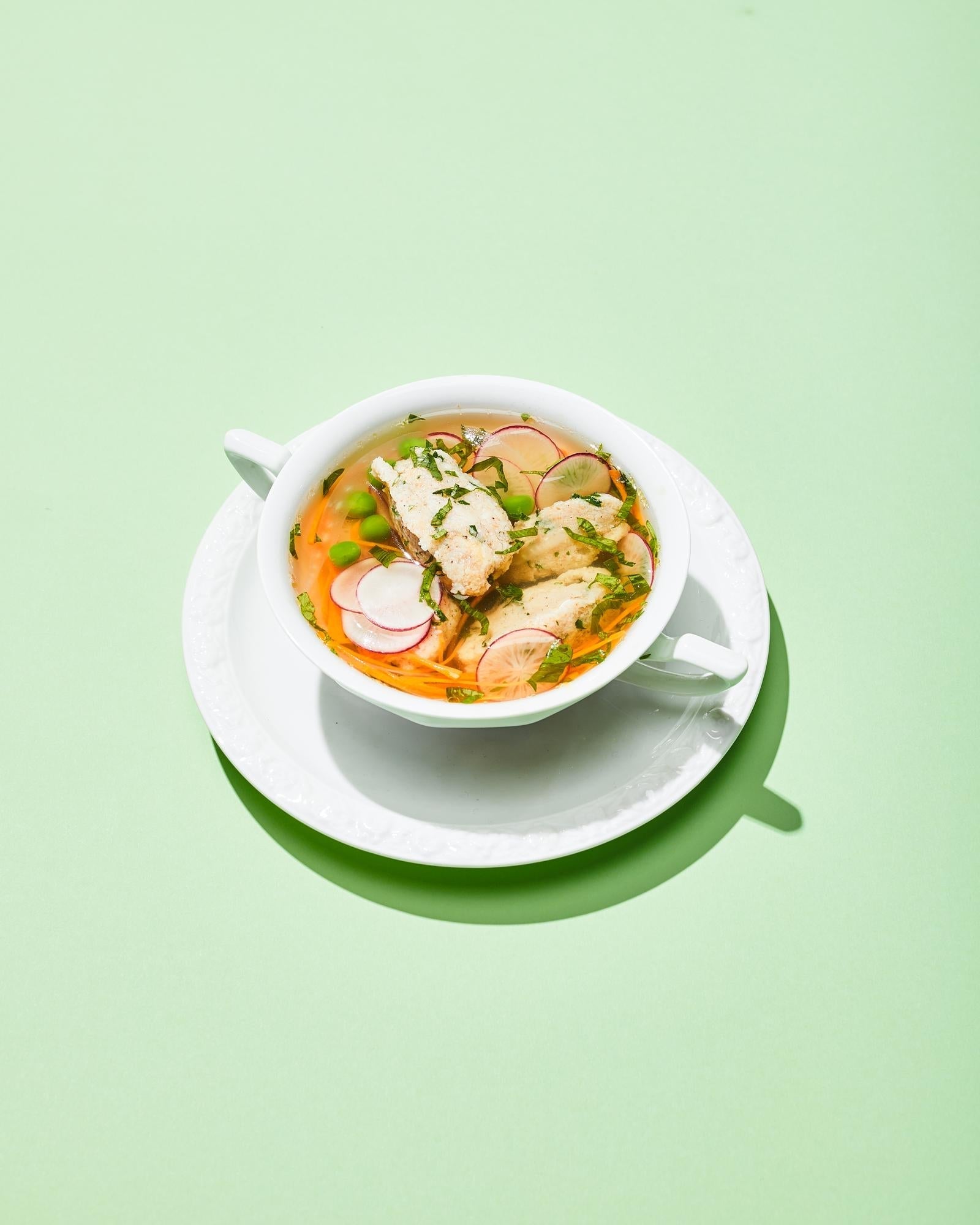 Gemüsesuppe mit Basilikumpesto und Nudeln