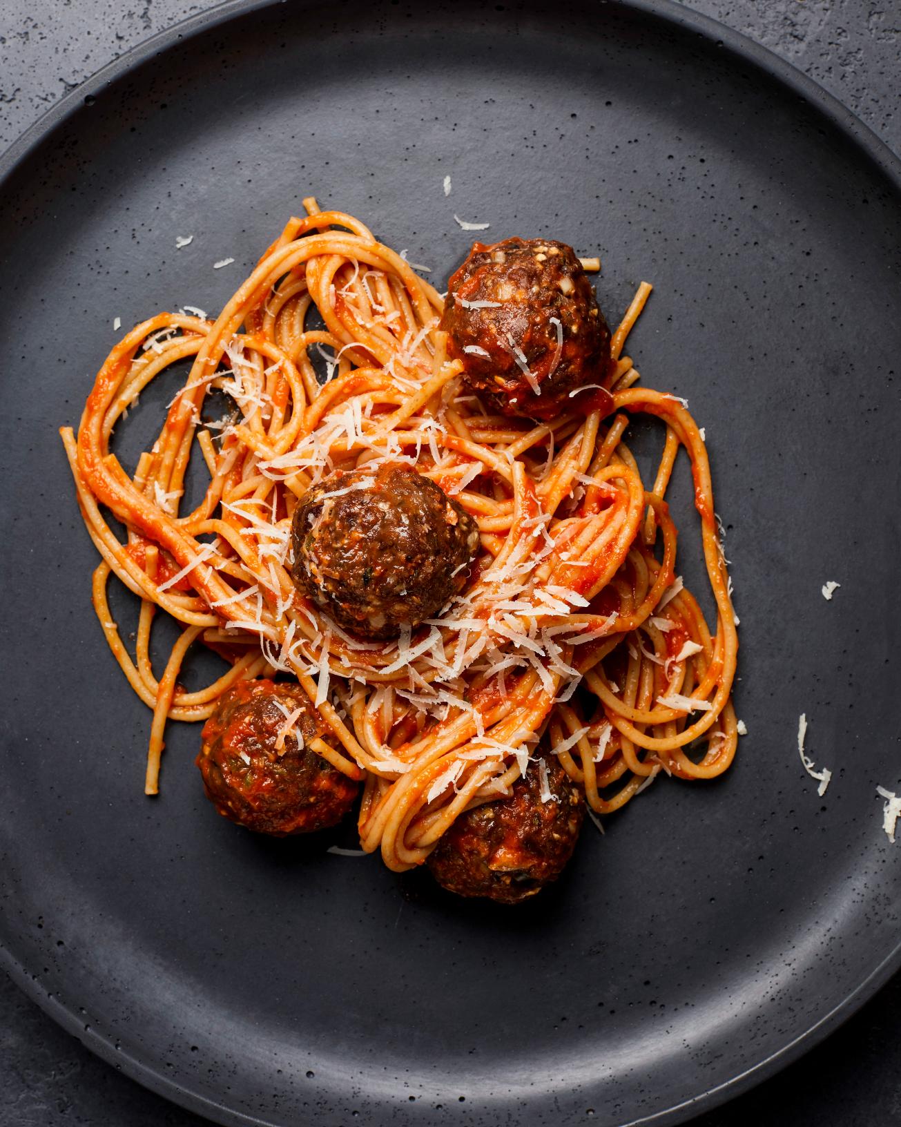 Wildklößchen mit Sauce aus gerösteten Paprika und Tomaten