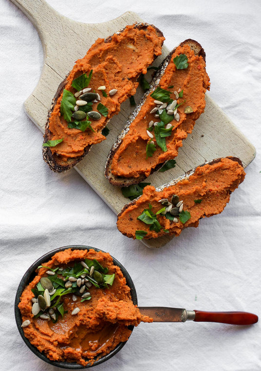 Gemischter Aufstrich auf Toast