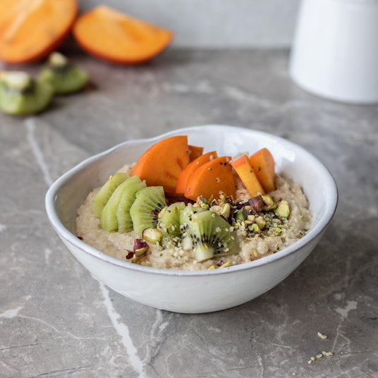 Hirsebrei mit Obst und Pistazien