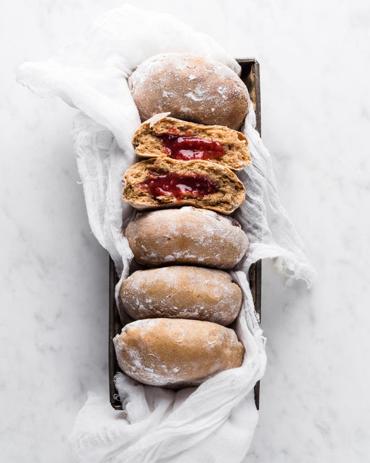 Vollkornberliner mit Rhabarberkonfitüre